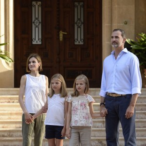 Leonor, princesse des Asturies, en famille avec le roi Felipe VI, la reine Letizia et l'infante Sofia, séance photo pour la presse au palais Marivent à Palma de Majorque le 3 août 2015.