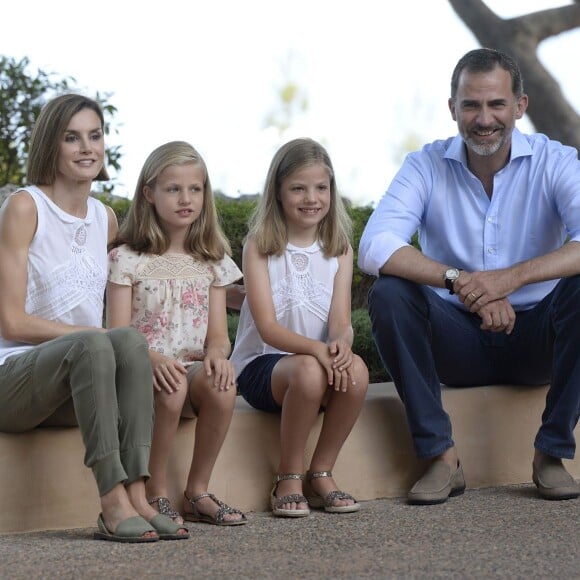 Leonor, princesse des Asturies, en famille avec le roi Felipe VI, la reine Letizia et l'infante Sofia, séance photo pour la presse au palais Marivent à Palma de Majorque le 3 août 2015.