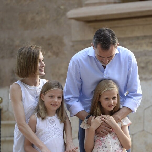 Leonor, princesse des Asturies, en famille avec le roi Felipe VI, la reine Letizia et l'infante Sofia, séance photo pour la presse au palais Marivent à Palma de Majorque le 3 août 2015.