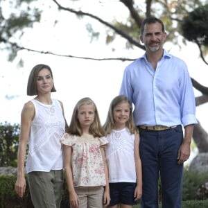 Leonor, princesse des Asturies, en famille avec le roi Felipe VI, la reine Letizia et l'infante Sofia, séance photo pour la presse au palais Marivent à Palma de Majorque le 3 août 2015.