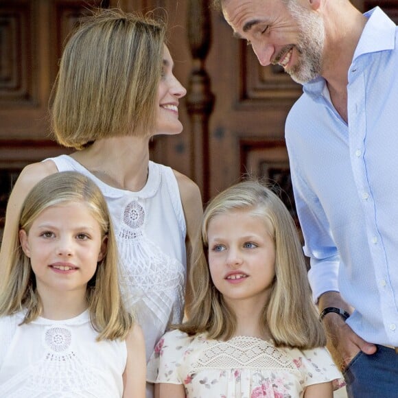 Leonor, princesse des Asturies, en famille avec le roi Felipe VI, la reine Letizia et l'infante Sofia, séance photo pour la presse au palais Marivent à Palma de Majorque le 3 août 2015.