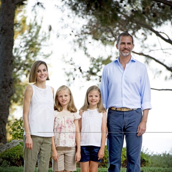 Leonor, princesse des Asturies, en famille avec le roi Felipe VI, la reine Letizia et l'infante Sofia, séance photo pour la presse au palais Marivent à Palma de Majorque le 3 août 2015.