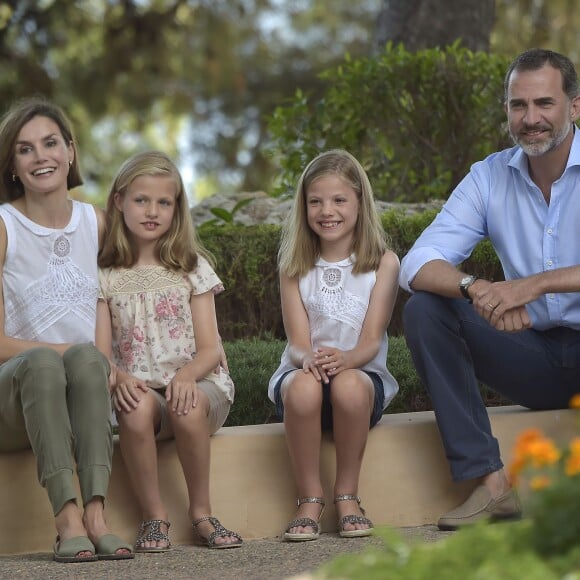 Leonor, princesse des Asturies, en famille avec le roi Felipe VI, la reine Letizia et l'infante Sofia, séance photo pour la presse au palais Marivent à Palma de Majorque le 3 août 2015.