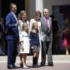 Leonor, princesse des Asturies, en famille le 20 mai 2015 pour sa première communion, dans la banlieue de Madrid.