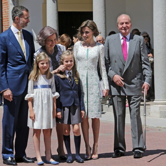 Leonor, princesse des Asturies, en famille le 20 mai 2015 pour sa première communion, dans la banlieue de Madrid.