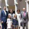 Leonor, princesse des Asturies, en famille le 20 mai 2015 pour sa première communion, dans la banlieue de Madrid.