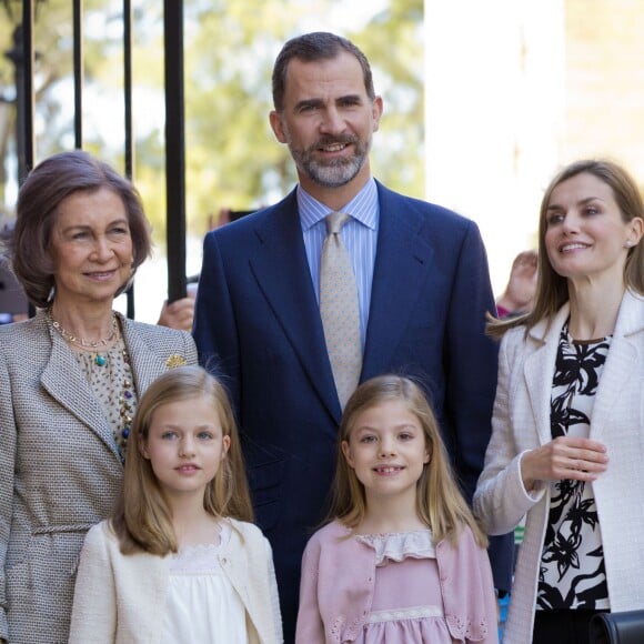 Leonor, princesse des Asturies, en famille avec le roi Felipe VI, la reine Letizia, l'infante Sofia et la reine Sofia à la messe de Pâques en la cathédrale de Palma de Majorque, le 5 avril 2015.