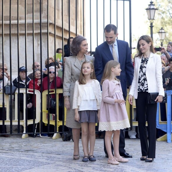 Leonor, princesse des Asturies, en famille avec le roi Felipe VI, la reine Letizia, l'infante Sofia et la reine Sofia à la messe de Pâques en la cathédrale de Palma de Majorque, le 5 avril 2015.