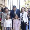 Leonor, princesse des Asturies, en famille avec le roi Felipe VI, la reine Letizia, l'infante Sofia et la reine Sofia à la messe de Pâques en la cathédrale de Palma de Majorque, le 5 avril 2015.
