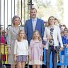 Leonor, princesse des Asturies, en famille avec le roi Felipe VI, la reine Letizia, l'infante Sofia et la reine Sofia à la messe de Pâques en la cathédrale de Palma de Majorque, le 5 avril 2015.