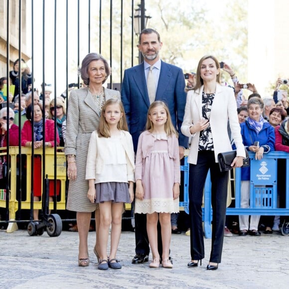 Leonor, princesse des Asturies, en famille avec le roi Felipe VI, la reine Letizia, l'infante Sofia et la reine Sofia à la messe de Pâques en la cathédrale de Palma de Majorque, le 5 avril 2015.