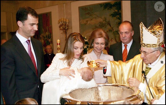 Baptême de Leonor, fille de Felipe et Letizia d'Espagne, à la Zarzuela en janvier 2006. Le 31 octobre 2015, la princesse des Asturies fête ses 10 ans.