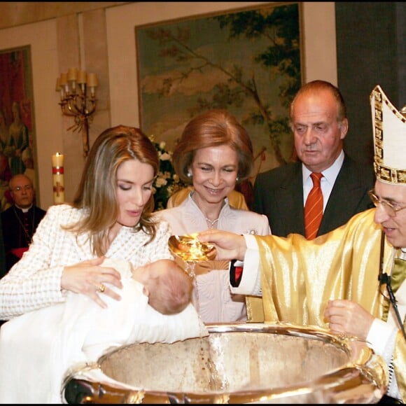 Baptême de Leonor, fille de Felipe et Letizia d'Espagne, à la Zarzuela en janvier 2006. Le 31 octobre 2015, la princesse des Asturies fête ses 10 ans.