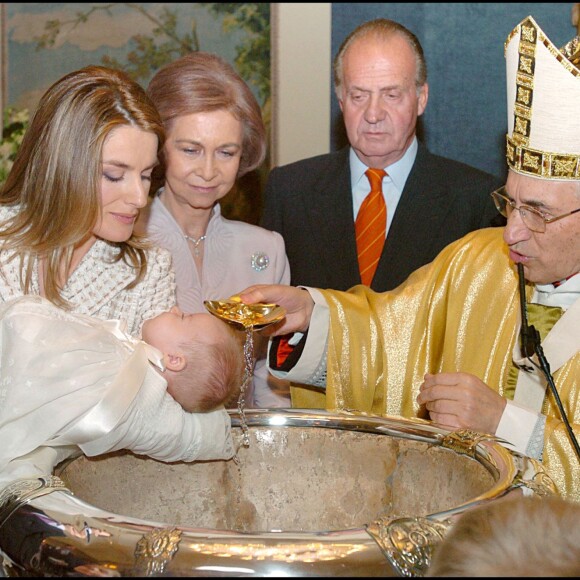 Baptême de Leonor, fille de Felipe et Letizia d'Espagne, à la Zarzuela en janvier 2006. Le 31 octobre 2015, la princesse des Asturies fête ses 10 ans.