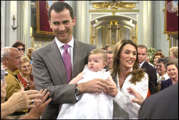 Cérémonie de présentation de Leonor, fille de Felipe et Letizia d'Espagne, à la basilique Notre-Dame de la Vierge d'Atoche en juin 2006. Le 31 octobre 2015, la princesse des Asturies fête ses 10 ans.