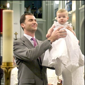 Cérémonie de présentation de Leonor, fille de Felipe et Letizia d'Espagne, à la basilique Notre-Dame de la Vierge d'Atoche en juin 2006. Le 31 octobre 2015, la princesse des Asturies fête ses 10 ans.