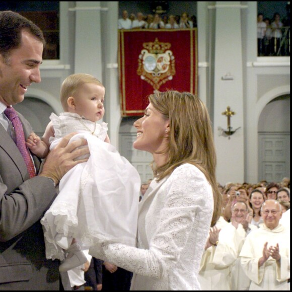 Cérémonie de présentation de Leonor, fille de Felipe et Letizia d'Espagne, à la basilique Notre-Dame de la Vierge d'Atoche en juin 2006. Le 31 octobre 2015, la princesse des Asturies fête ses 10 ans.