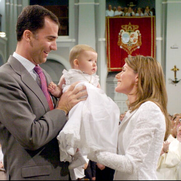 Cérémonie de présentation de Leonor, fille de Felipe et Letizia d'Espagne, à la basilique Notre-Dame de la Vierge d'Atoche en juin 2006. Le 31 octobre 2015, la princesse des Asturies fête ses 10 ans.