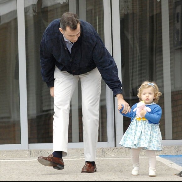 Felipe d'Espagne et Leonor à la clinique Ruber de Madrid après la naissance de l'infante Sofia, en mai 2007. Le 31 octobre 2015, la princesse des Asturies fête ses 10 ans.