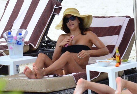 Exclusif - La belle Eva Longoria, en vacances à Cancun, le 11 octobre 2015.