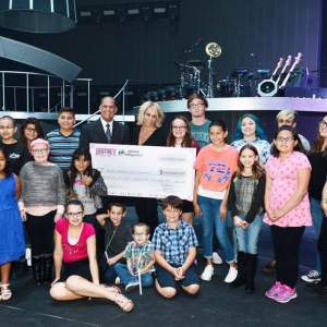 Britney Spears remet un chèque de 120 000 euros à une association américaine, à Las Vegas, en octobre 2015.