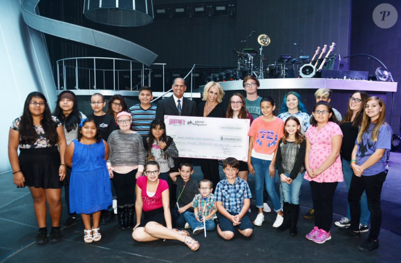 Britney Spears remet un chèque de 120 000 euros à une association américaine, à Las Vegas, en octobre 2015.