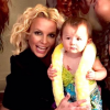 Britney Spears rencontre une jeune fille qui rend hommage à sa performance aux MTV Video Music Awards en 2001, à l'occasion de Halloween, à Las Vegas, en octobre 2015.