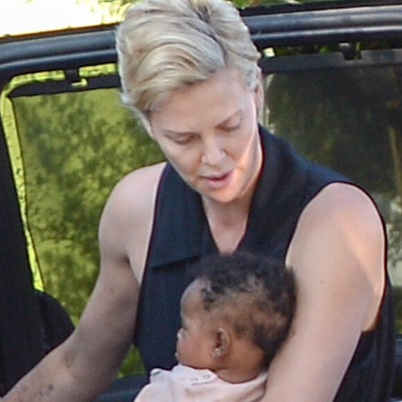 Exclusif - Premières photos de Charlize Theron et sa fille August, qu'elle a adoptée en juillet 2015, le 13 octobre 2015. Charlize, sans maquillage, porte August dans ses bras alors qu'elle emmène son fils Jackson à l'école à Los Angeles.