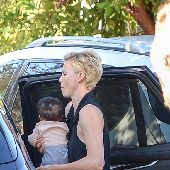 Exclusif - Premières photos de Charlize Theron et sa fille August, qu'elle a adoptée en juillet 2015, le 13 octobre 2015. Charlize, sans maquillage, porte August dans ses bras alors qu'elle emmène son fils Jackson à l'école à Los Angeles.