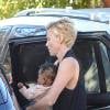 Exclusif - Premières photos de Charlize Theron et sa fille August, qu'elle a adoptée en juillet 2015, le 13 octobre 2015. Charlize, sans maquillage, porte August dans ses bras alors qu'elle emmène son fils Jackson à l'école à Los Angeles.