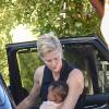 Exclusif - Premières photos de Charlize Theron et sa fille August, qu'elle a adoptée en juillet 2015, le 13 octobre 2015. Charlize, sans maquillage, porte August dans ses bras alors qu'elle emmène son fils Jackson à l'école à Los Angeles.