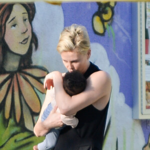 Exclusif - Premières photos de Charlize Theron et sa fille August, qu'elle a adoptée en juillet 2015, le 13 octobre 2015. Charlize, sans maquillage, porte August dans ses bras alors qu'elle emmène son fils Jackson à l'école à Los Angeles.