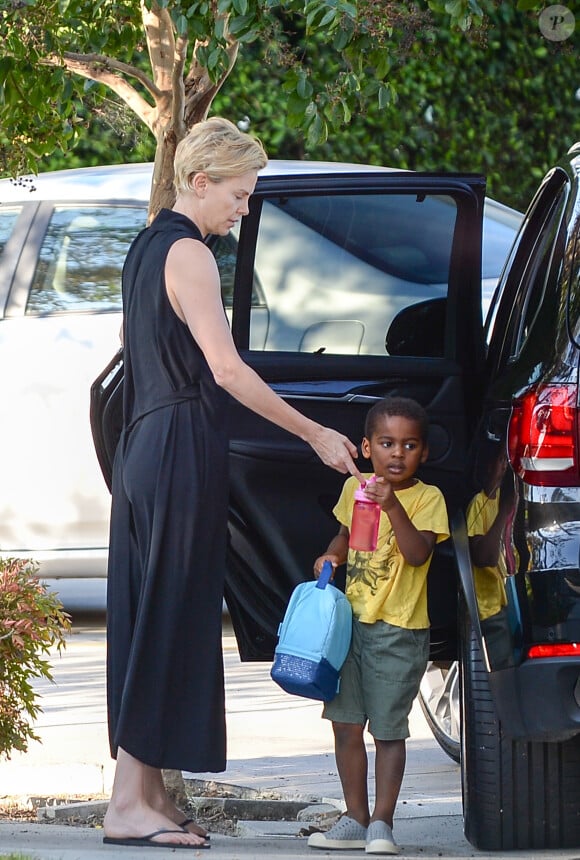 Exclusif - Charlize Theron emmène son fils Jackson à l'école à Los Angeles le 13 octobre 2015..