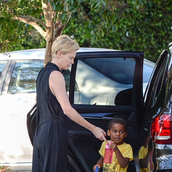 Exclusif - Charlize Theron emmène son fils Jackson à l'école à Los Angeles le 13 octobre 2015..