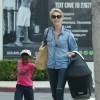 Exclusif - Charlize Theron complique avec son fils Jackson à Hollywood, le 16 octobre 2015. De l'autre bras, elle transporte sa fille August.