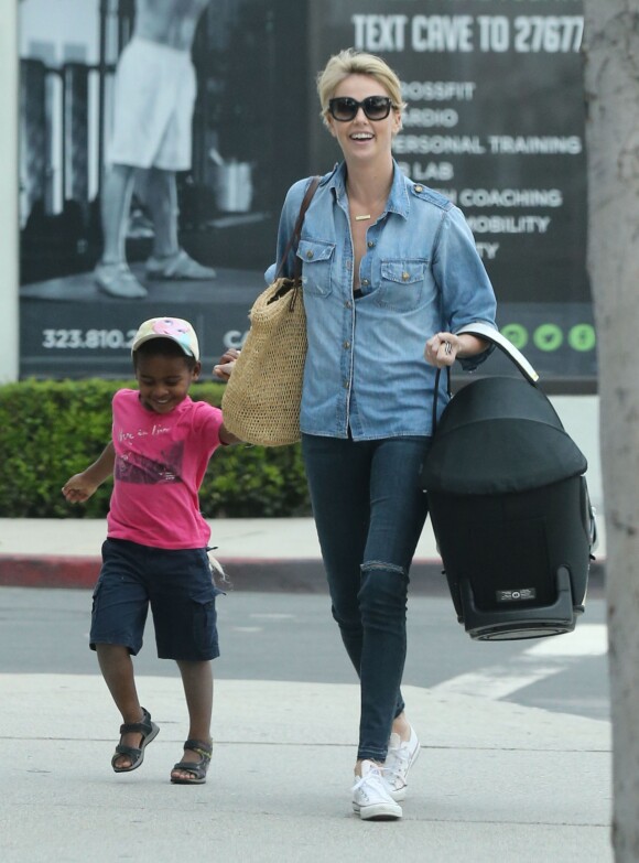 Exclusif - Charlize Theron complique avec son fils Jackson à Hollywood, le 16 octobre 2015. De l'autre bras, elle transporte sa fille August.