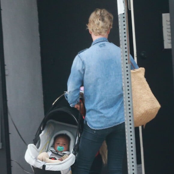 Exclusif - Charlize Theron se promène avec sa fille August et son fils Jackson à Hollywood, le 16 octobre 2015.