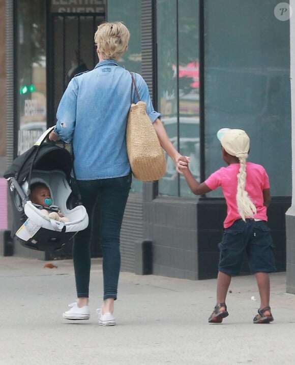 Exclusif - Charlize Theron se promène avec sa petite dernière August et son fils Jackson à Hollywood, le 16 octobre 2015.