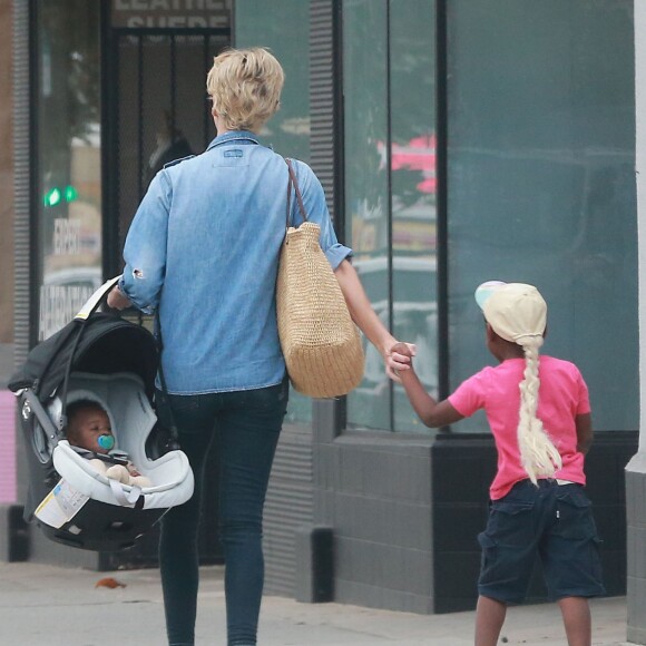 Exclusif - Charlize Theron se promène avec sa petite dernière August et son fils Jackson à Hollywood, le 16 octobre 2015.