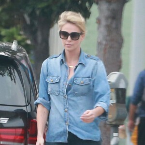 Exclusif - Charlize Theron se promène avec sa fille August et son fils Jackson à Hollywood, le 16 octobre 2015.