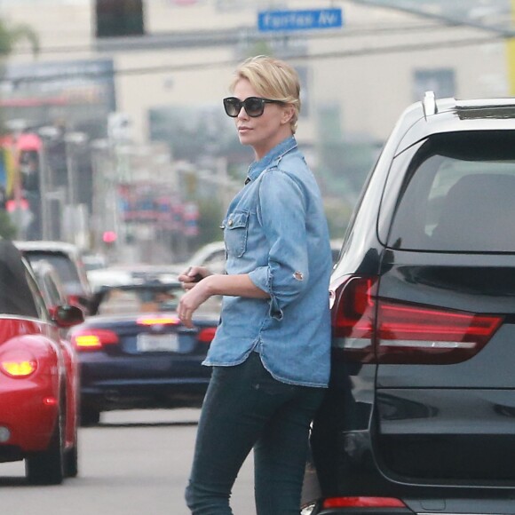Exclusif - Charlize Theron se promène avec sa fille August et son fils Jackson à Hollywood, le 16 octobre 2015.