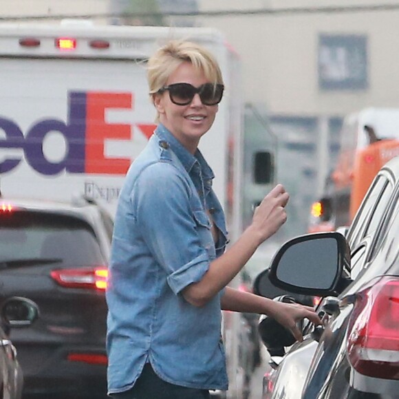 Exclusif - Charlize Theron se promène avec sa fille August et son fils Jackson à Hollywood, le 16 octobre 2015.