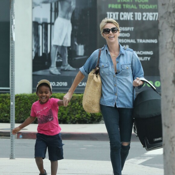Exclusif - Charlize Theron se promène avec sa fille August et son fils Jackson à Hollywood, le 16 octobre 2015.