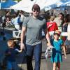 Ben Affleck se promène avec ses enfants Samuel et Seraphina au farmer's market à Pacific Palisades, le 11 octobre 2015