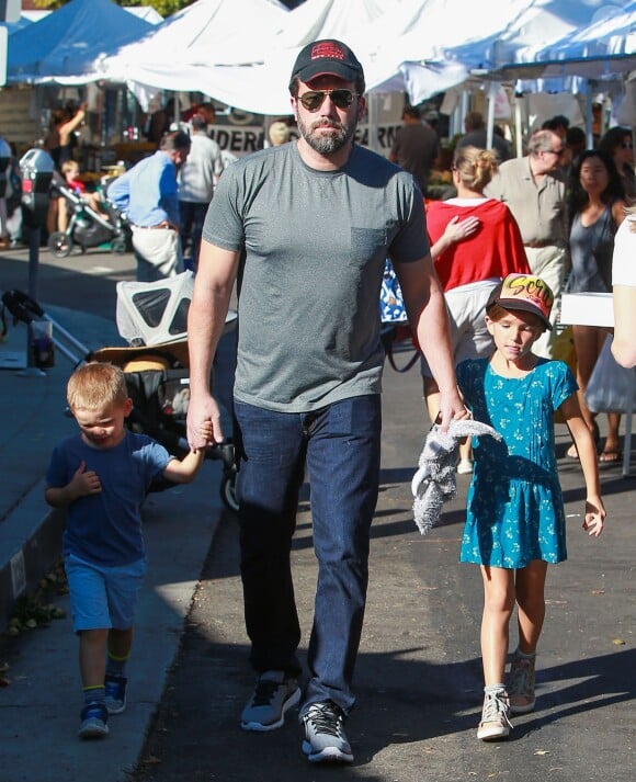 Ben Affleck se promène avec ses enfants Samuel et Seraphina au farmer's market à Pacific Palisades, le 11 octobre 2015