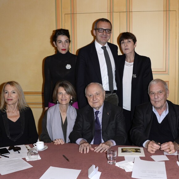 Laure Adler, Patricia Martin, Pierre Bergé, Philippe Sollers, Michel Crépu, Cécile Guilbert, Charles Dantzig et Josyane Savigneau - Remise du Prix Décembre 2015 à Christine Angot pour son roman "Un amour impossible" (Flammarion) à la Maison de l'Amérique latine à Paris, le 2 novembre 2015.