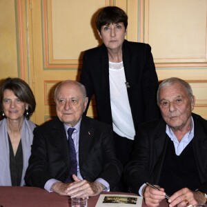 Patricia Martin, Pierre Bergé, Josyane Savigneau, Philippe Sollers - Remise du Prix Décembre 2015 à Christine Angot pour son roman "Un amour impossible" (Flammarion) à la Maison de l'Amérique latine à Paris, le 2 novembre 2015.