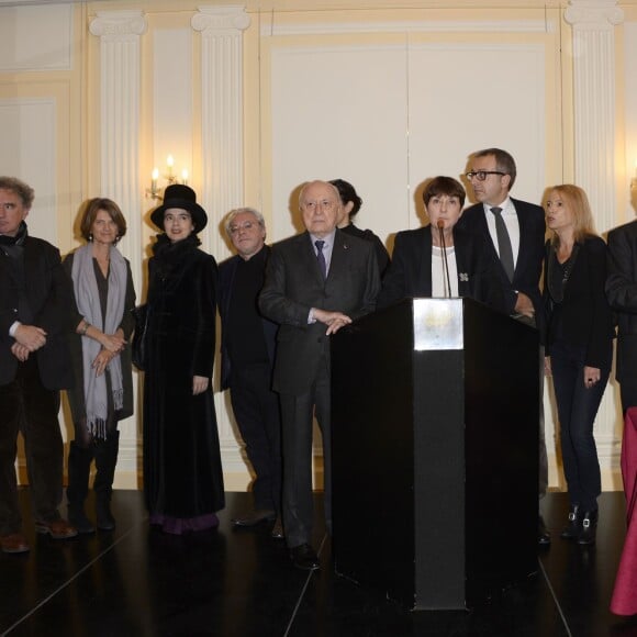 Michel Crépu, Patricia Martin, Amélie Nothomb, Arnaud Viviant, Cécile Guilbert, Pierre Bergé, Josyane Savigneau, Charles Dantzig, Laure Adler, Philippe Sollers et Dominique Noguez - Remise du Prix Décembre 2015 à Christine Angot pour son roman "Un amour impossible" (Flammarion) à la Maison de l'Amérique latine à Paris, le 2 novembre 2015.