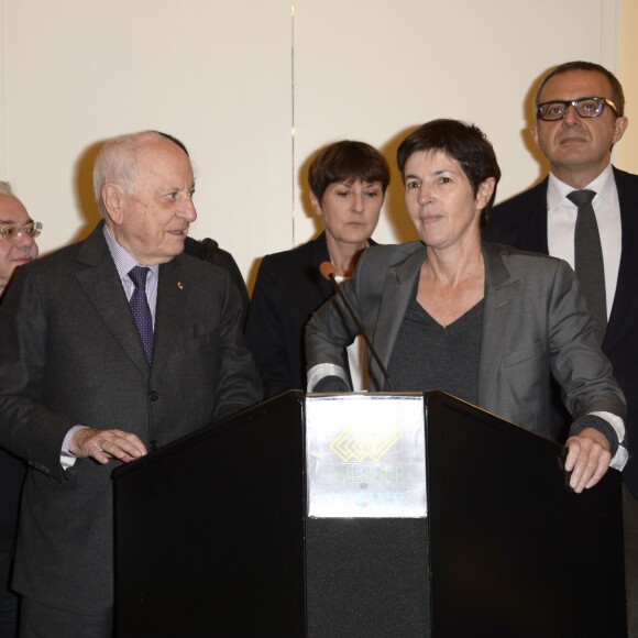 Amélie Nothomb, Arnaud Viviant, Pierre Bergé, Christine Angot, Josyane Savigneau et Charles Dantzig - Remise du Prix Décembre 2015 à Christine Angot pour son roman "Un amour impossible" (Flammarion) à la Maison de l'Amérique latine à Paris, le 2 novembre 2015.