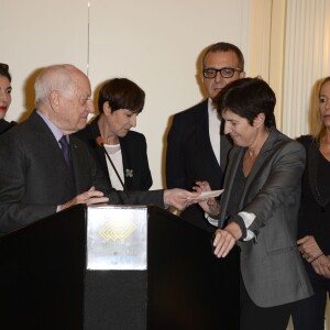 Arnaud Viviant, Cécilé Guilbert, Pierre Bergé, Christine Angot, Josyane Savigneau, Charles Dantzig et Laure Adler - Remise du Prix Décembre 2015 à Christine Angot pour son roman "Un amour impossible" (Flammarion) à la Maison de l'Amérique latine à Paris, le 2 novembre 2015.